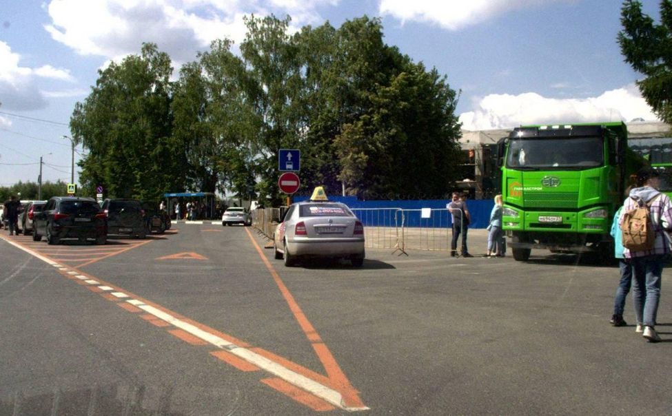 На площади у Чебоксарского аэропорта фиксируют массовые нарушения ПДД