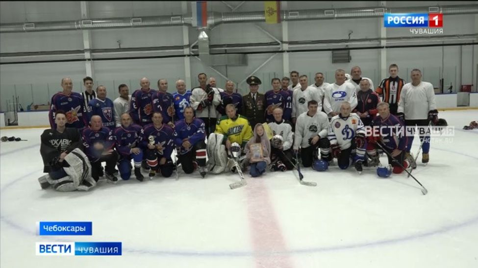 В Чувашии в честь профессионального праздника ветераны-огнеборцы сыграли в хоккей  