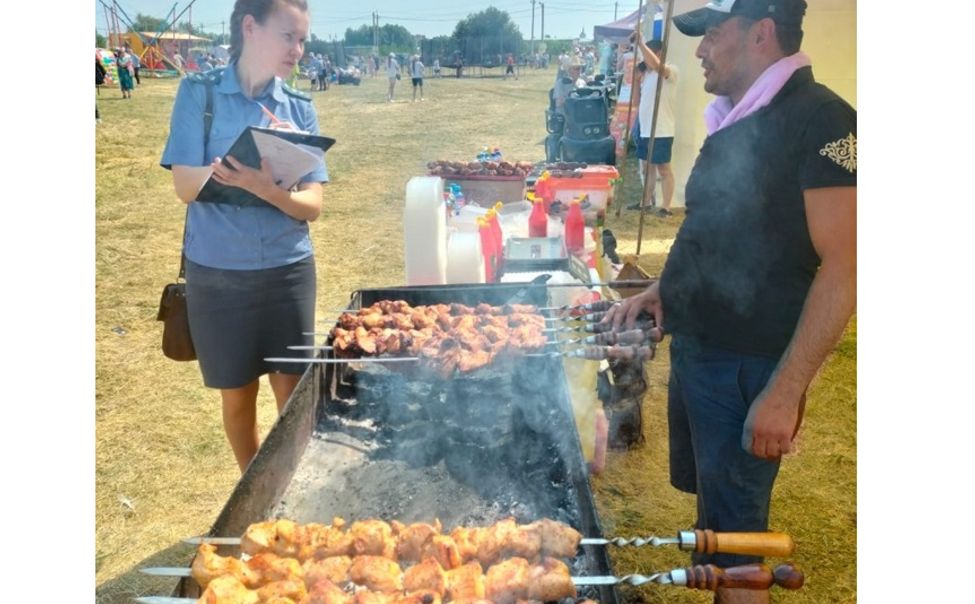 На Тихвинской ярмарке нашли шашлык и рыбу неизвестного происхождения