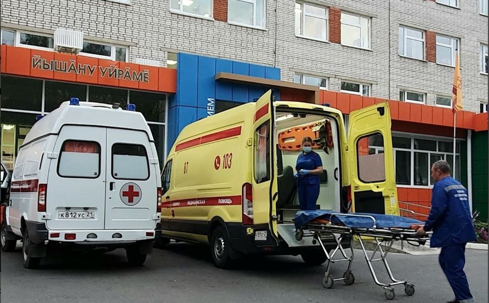 В Чувашии "скорая" и реаниматологи спасли мальчика, проткнувшего веткой живот