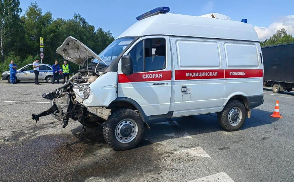 В Моргаушском округе при столкновении "скорой" с иномаркой пострадал медработник