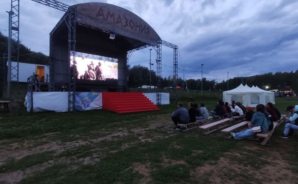 В Чебоксарах продолжаются киносеансы под открытым небом