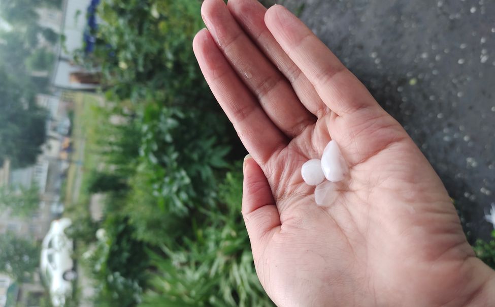 По Чувашии идет полоса сильного ливня, шквалистого ветра и града