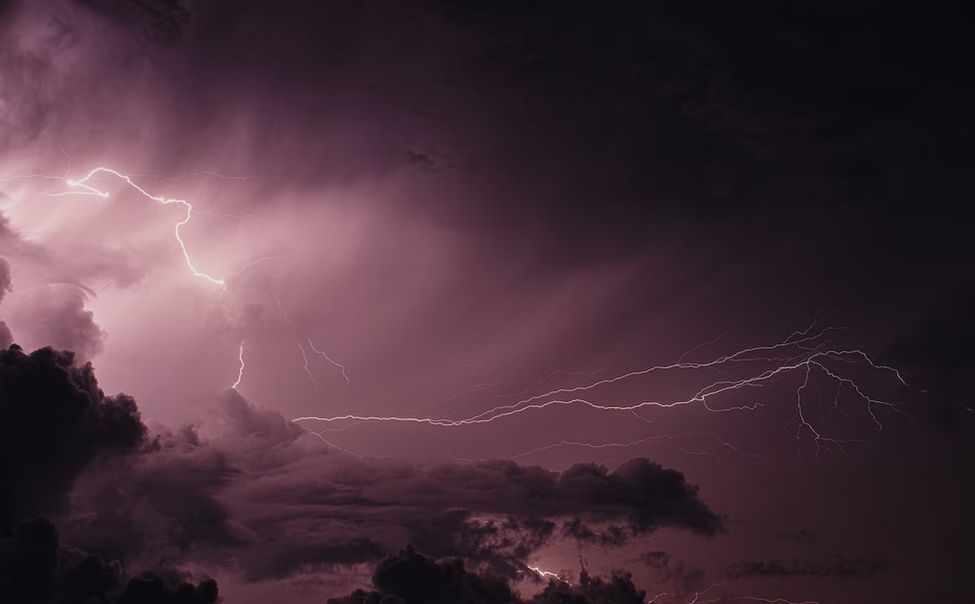 В Шумерлинском округе из-за грозы сгорел хлев с 32 овцами