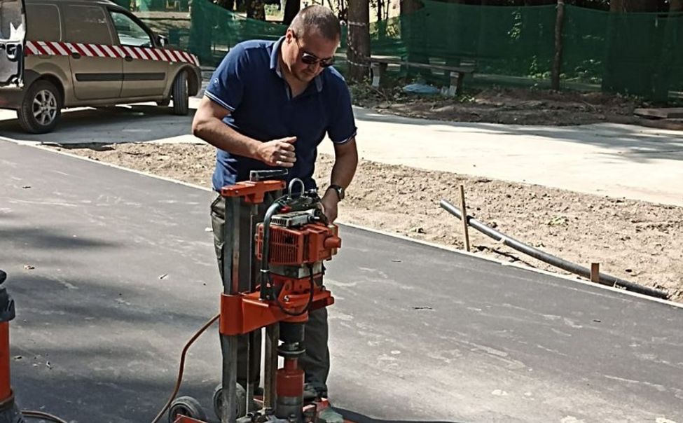 В Новочебоксарской роще с пешеходных дорожек взяли пробы асфальта для оценки его качества