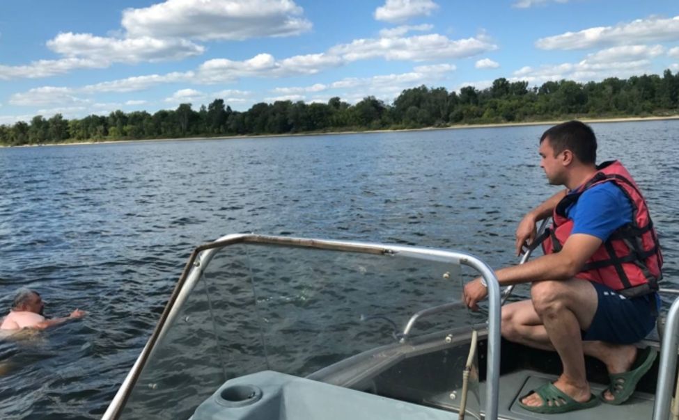 В Чувашии спасатели проводили до берега мужчину, заплывшего на середину Волги 