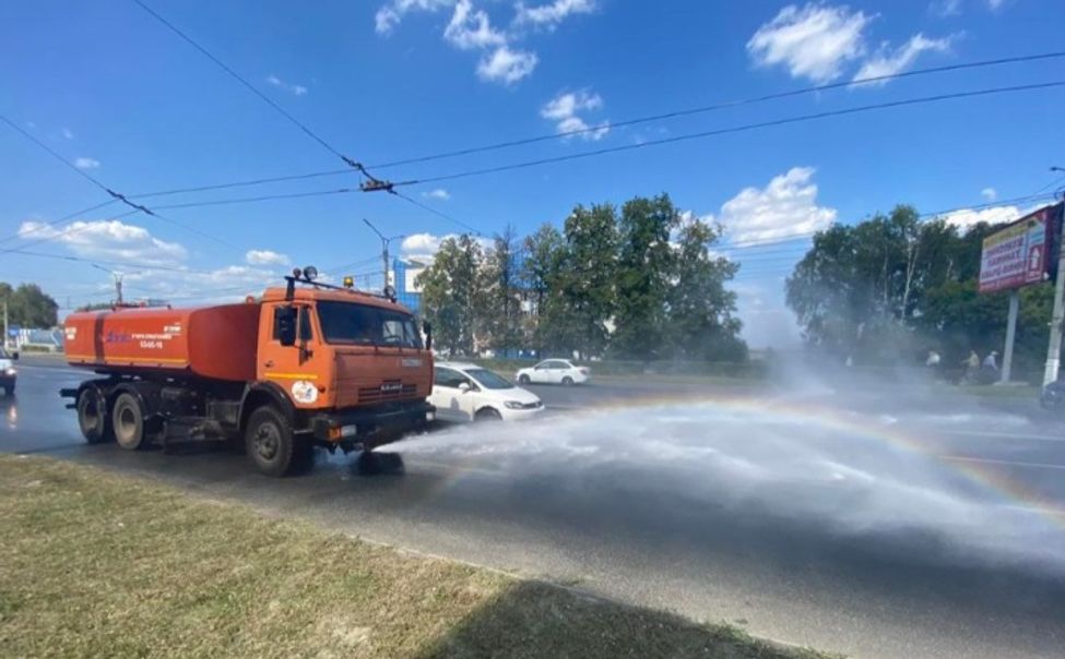 На улицах Чебоксар ежедневно работает поливомоечная техника