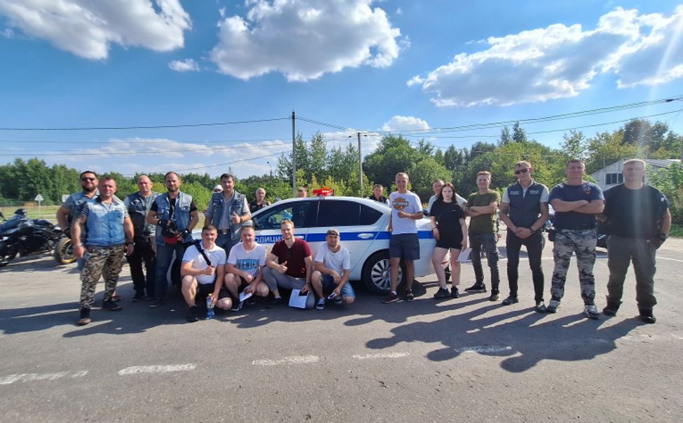 В Чувашии сотрудники Госавтоинспекции вручили водительские удостоверения мотоциклистам