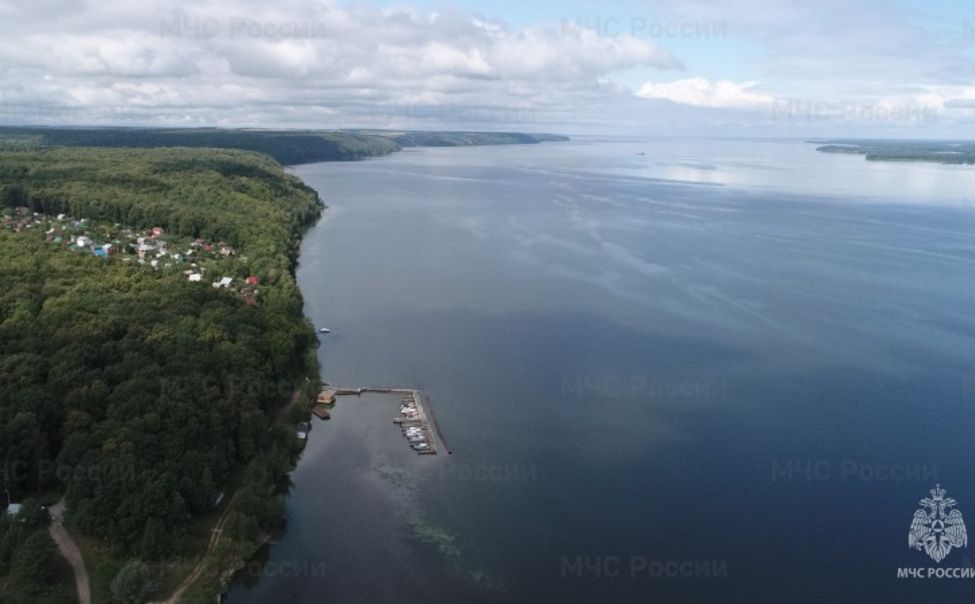 В Чувашии на Волге перевернулся моторный катер