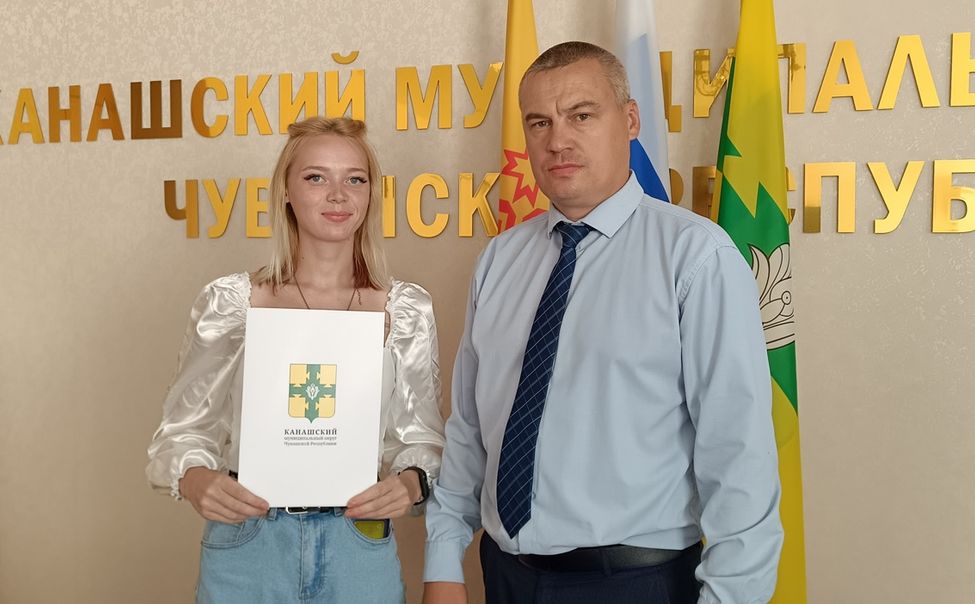 В Канашском округе детям-сиротам вручили жилищные сертификаты 