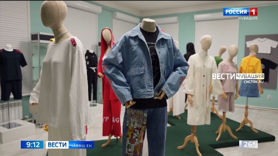 Ҫамрӑк дизайнер "Хитре" ятпа куллен тӑхӑнмалли тум-тир ӑсталать