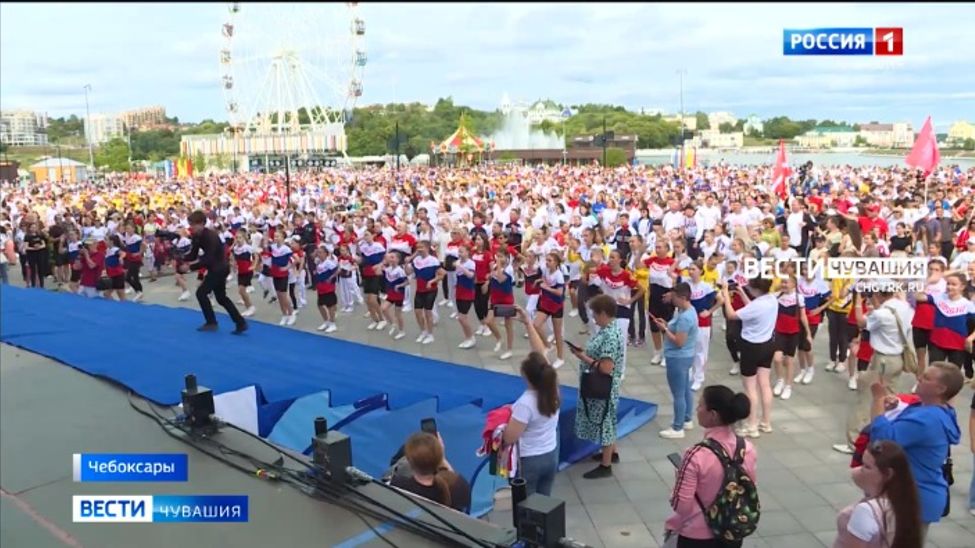 В Чебоксарах состоялась традиционная массовая «Зарядка со звездой» 