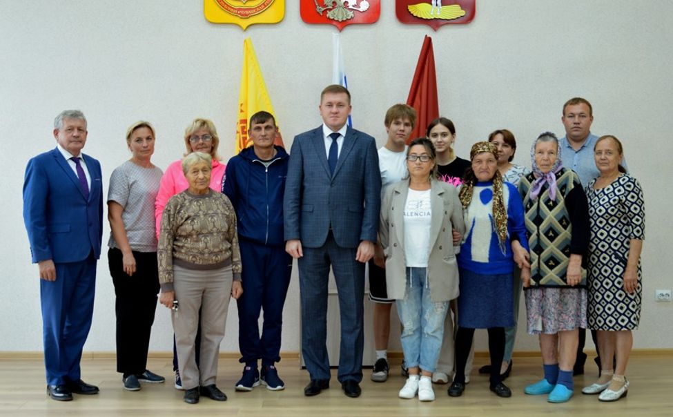 В Янтиково переселенцам из ветхого дома вручили ключи от новых квартир