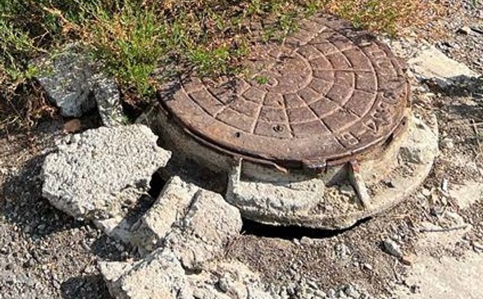 Прокуратура потребовала от алатырского водоканала отремонтировать люк рядом с детской площадкой