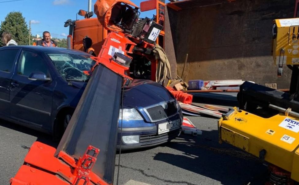 Манипулятор упал на иномарку беременной чебоксарки