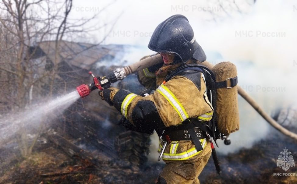В селе Порецкое огонь уничтожил бревенчатую баню 