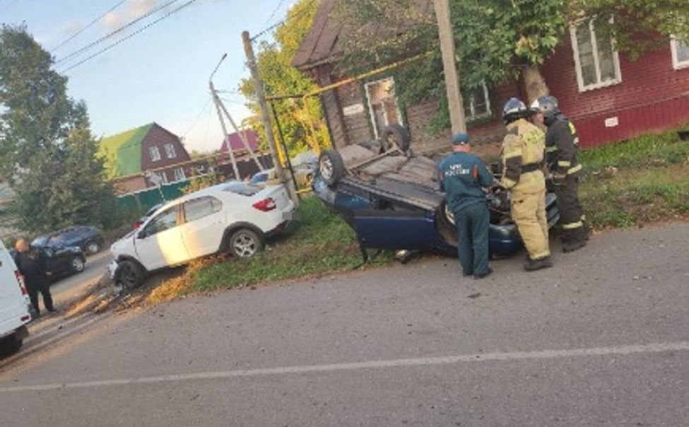 В результате ДТП в Алатыре машина перевернулась на крышу 