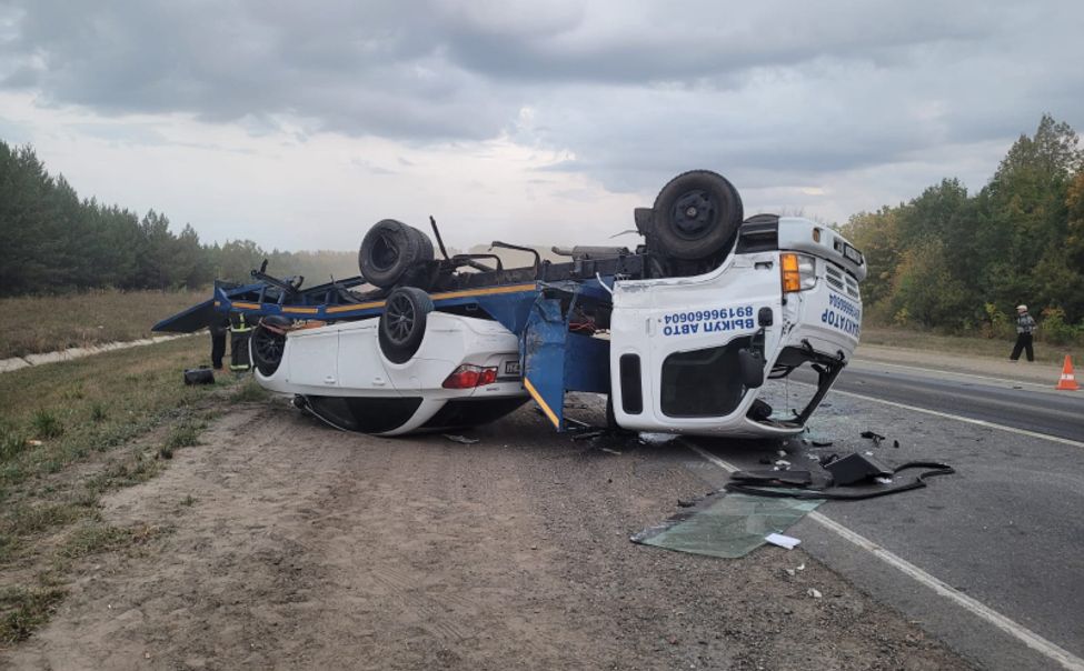 В Чувашии эвакуатор перевернулся после столкновения с кроссовером