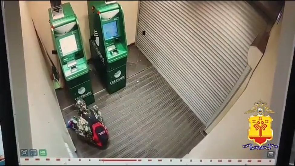 В Канаше мужчина попытался вскрыть банкомат