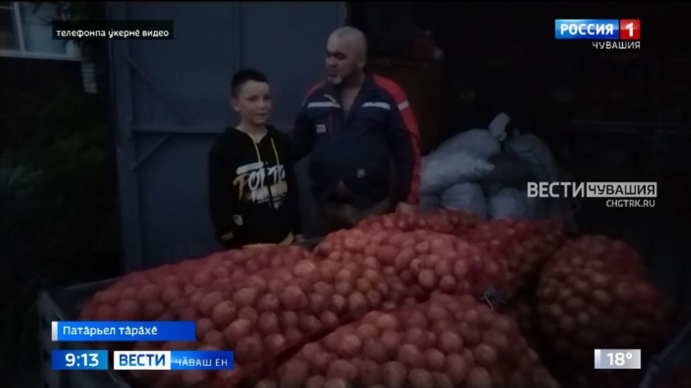 Волонтер-медиксем ятарлӑ ҫар операцине хутшӑнакан салтаксем валли ҫӗр улми пуҫтарса ӑсатнӑ