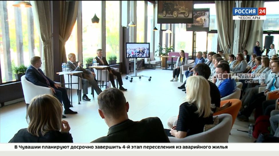 Глава Чувашии встретился с участниками Молодежного форума "iВолга"