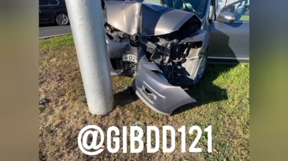 В Чебоксарах пьяный водитель иномарки потерял управление и влетел в столб