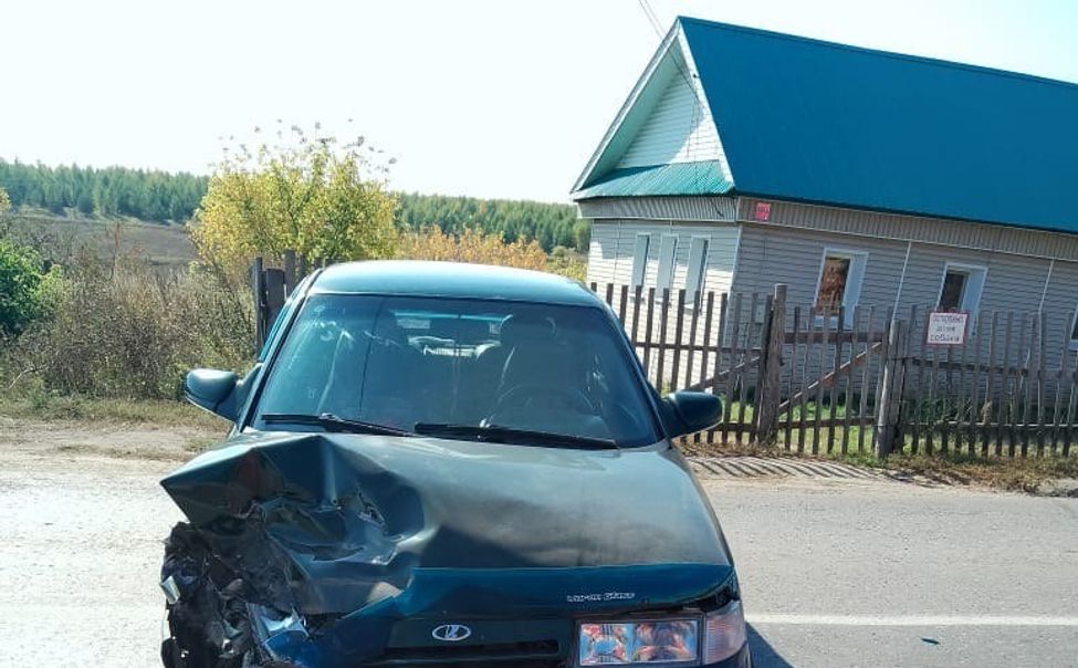 В Козловке микроавтобус без водителя скатился и подбил «десятку»