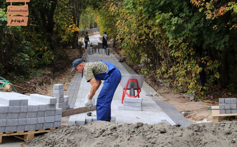 В Новочебоксарске по нацпроекту укладывают брусчатку к зоопарку