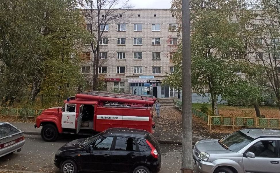 Спасатели эвакуировали 13 человек из горящей многоэтажки в Чебоксарах