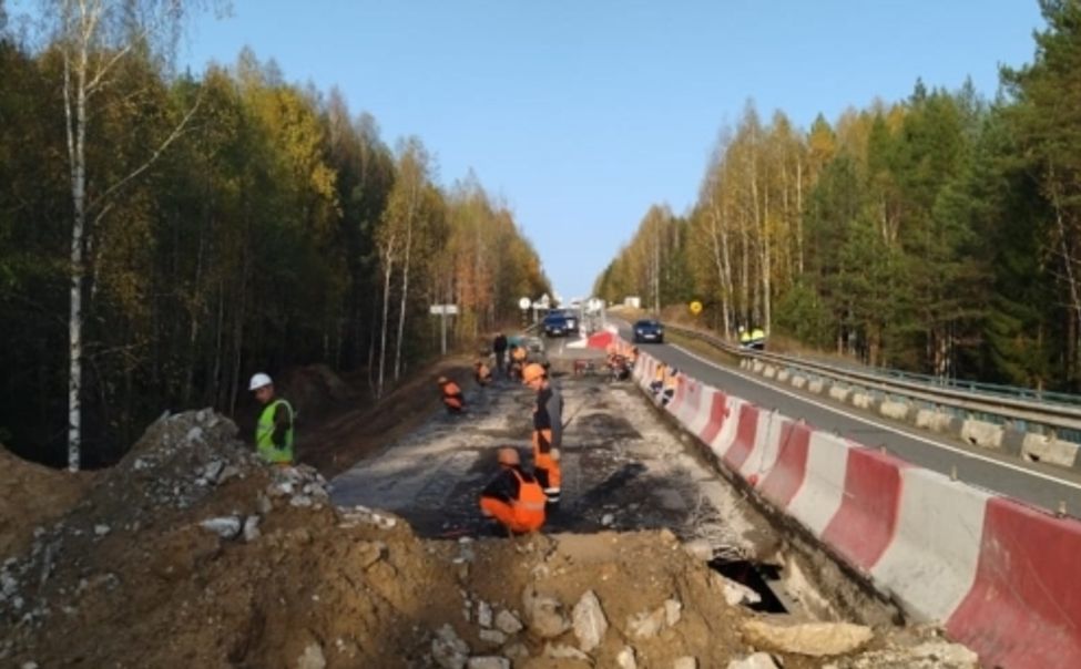 В Ибресинском округе продолжается ремонт моста через реку Киря
