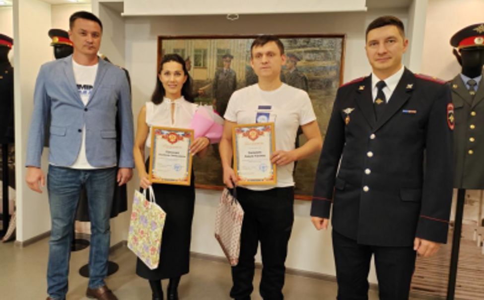 В Чебоксарах полицейские поблагодарили двоих горожан, которые предотвратили мошенничество 