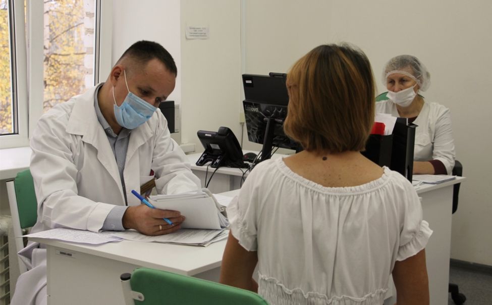 Врачи обследовали жителей Янтиковского округа