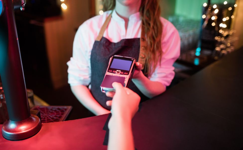 В Новочебоксарске мужчина оплачивал выпивку чужой картой