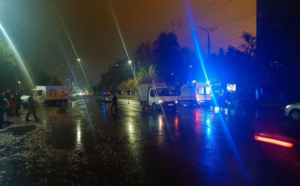 В Новочебоксарске под колеса грузовика попали бабушка с внуком, перебегавшие дорогу