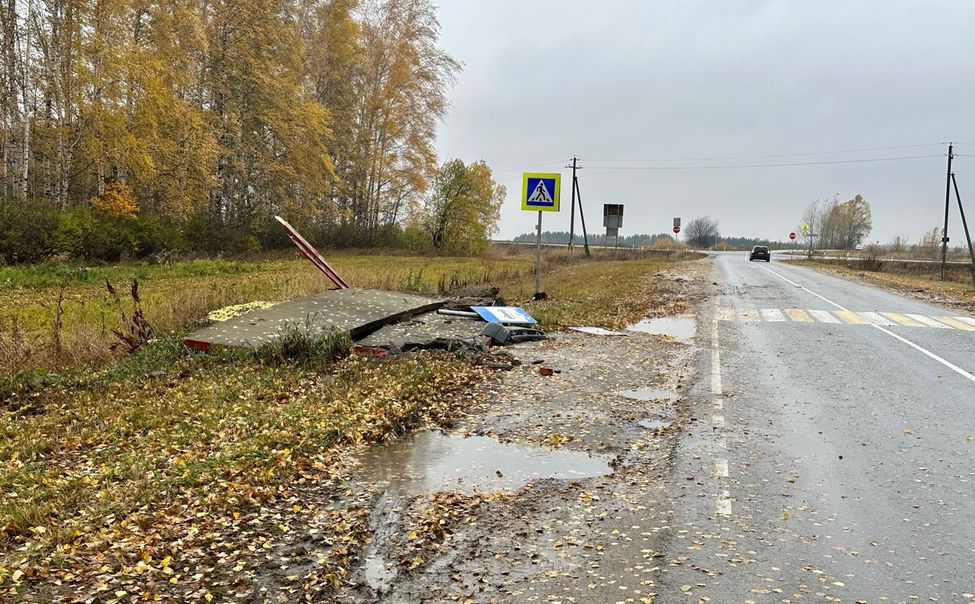В Ядринском округе водитель не справился с управлением и снес остановку