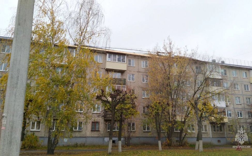 Чебоксарской пятиэтажке ураган вскрыл крышу