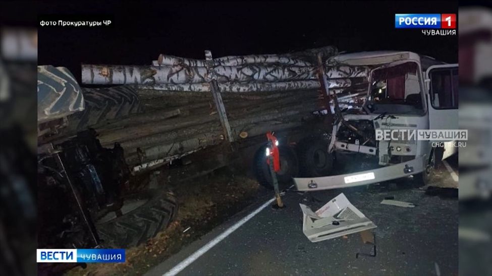 В Чувашии при столкновении автобуса и лесовоза погибла школьница