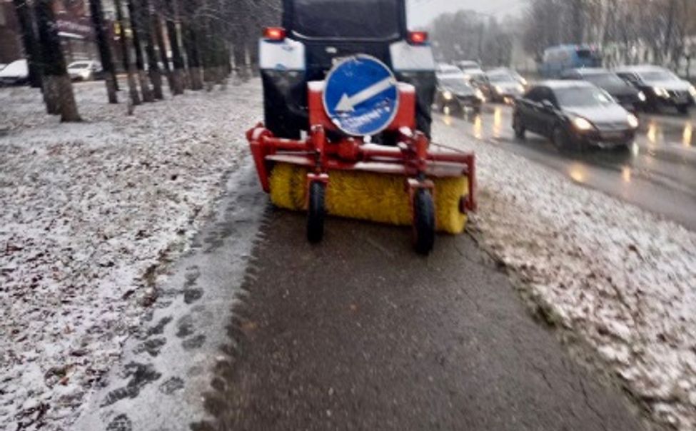 Проезжую часть в Чебоксарах посыпают антигололёдными материалами 