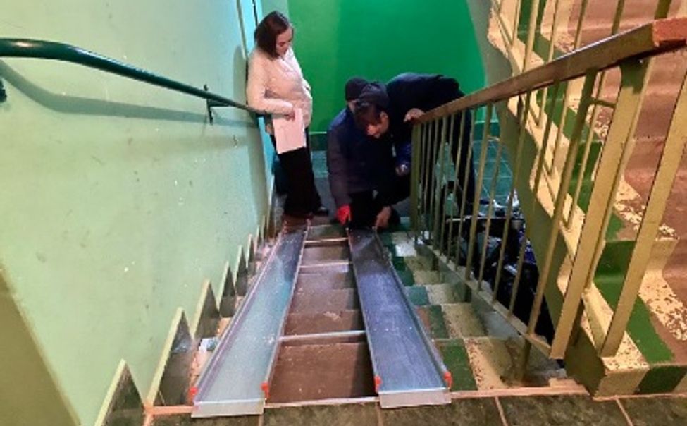 В Чебоксарах устанавливают пандус для участника СВО 