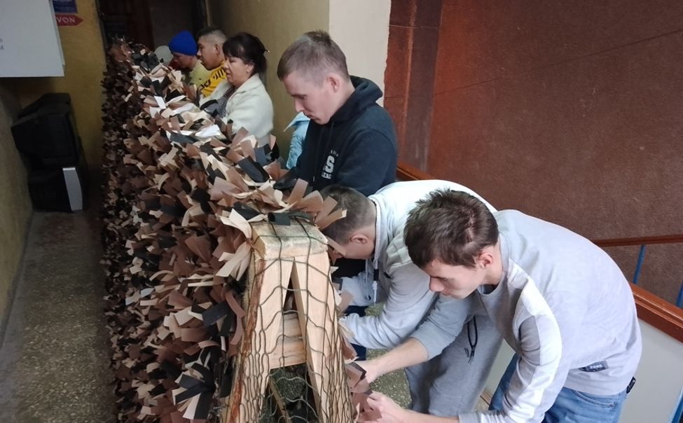 В Чувашии воспитанники детдома плетут маскировочные сети для участников СВО