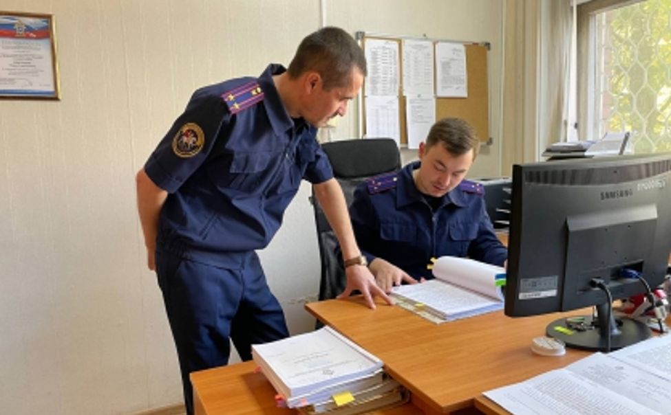 Бывший директор чебоксарской УК продал экскаватор-погрузчик и купил жене смартфон