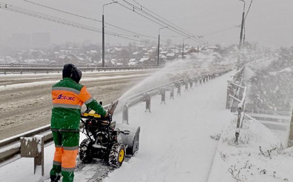Чебоксарские коммунальщики вышли на уборку городских улиц