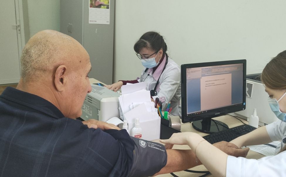 Мобильная бригада врачей проконсультировала пациентов в Шемуршинской больнице