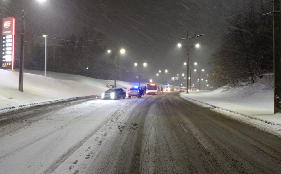 В Чебоксарах столкнулись 4 автомобиля. Госпитализированы 2 человека