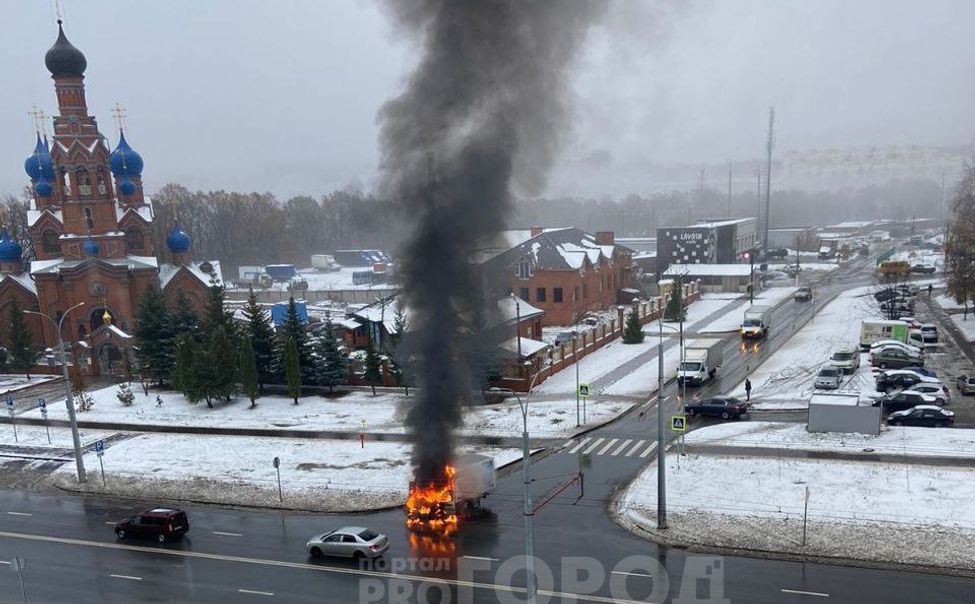В Чебоксарах посреди дороги горел грузовик