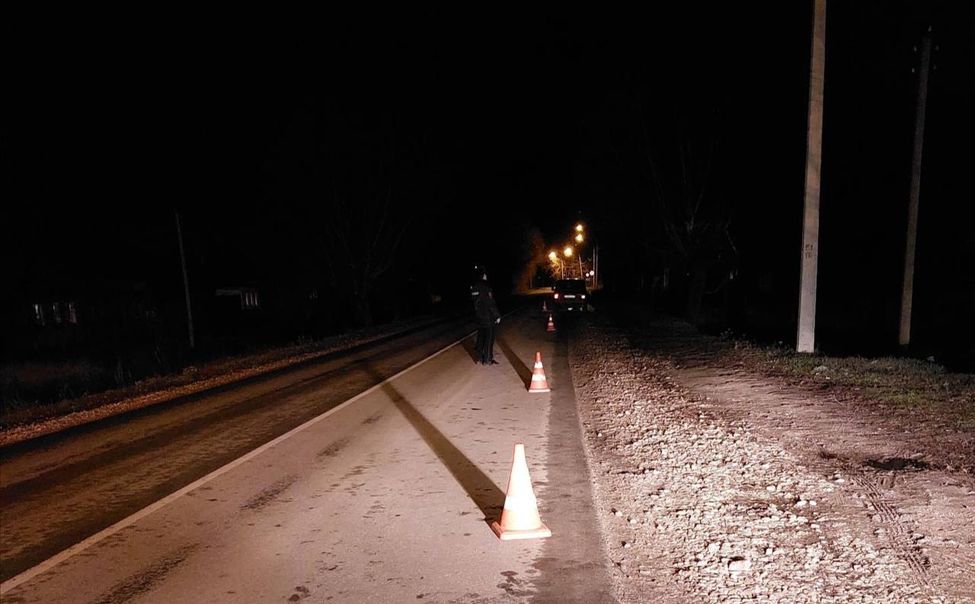 В Батыревском округе "Нива" сбила пешехода, который шел по краю дороги