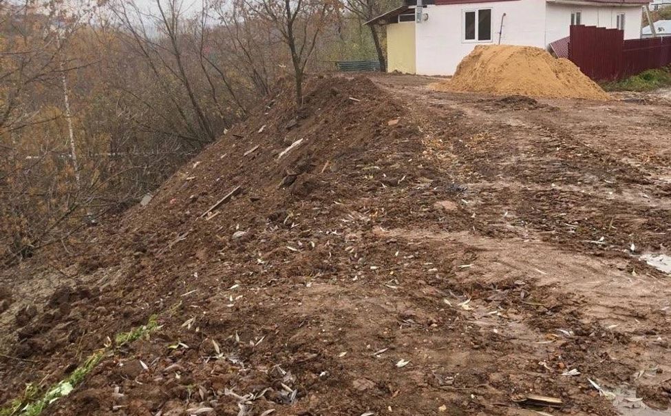 В Чебоксарах из-за оползня частный дом мог рухнуть в овраг