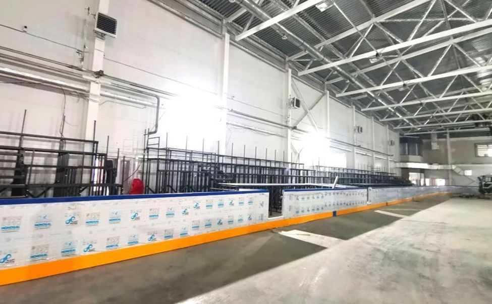 В здании строящегося в Чебоксарах крытого катка идет монтаж хоккейных бортов