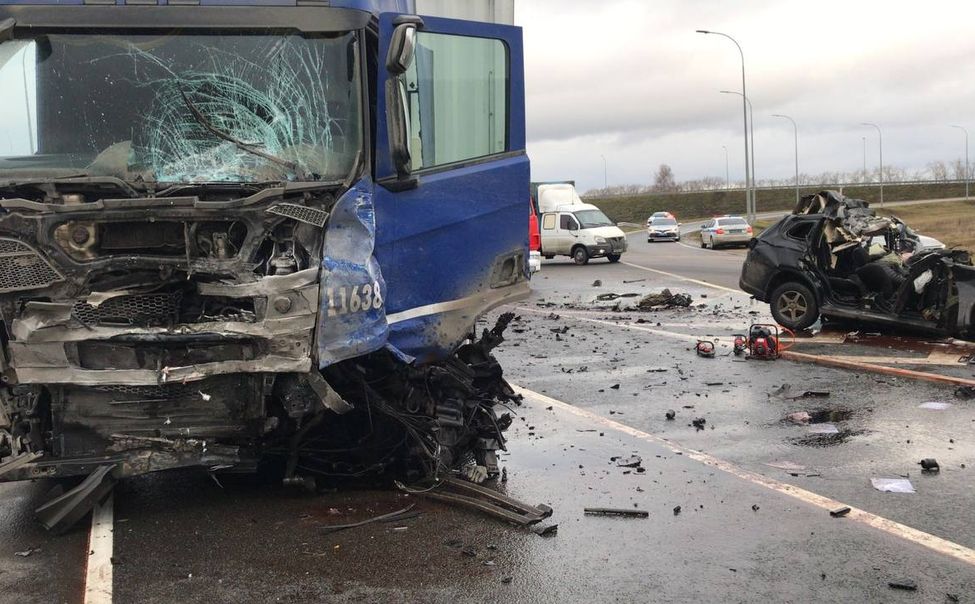 В Козловском округе кроссовер столкнулся с фурой. Погибли 4 человека