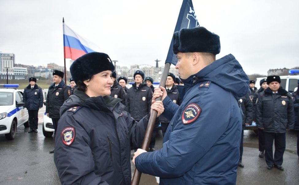 В Чувашии участковые уполномоченные полиции встретили флаг-символ 100-летия службы